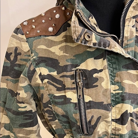 Camouflage Green and Brown Utility Jacket with Collared Neckline and hood - Picture 5 of 11